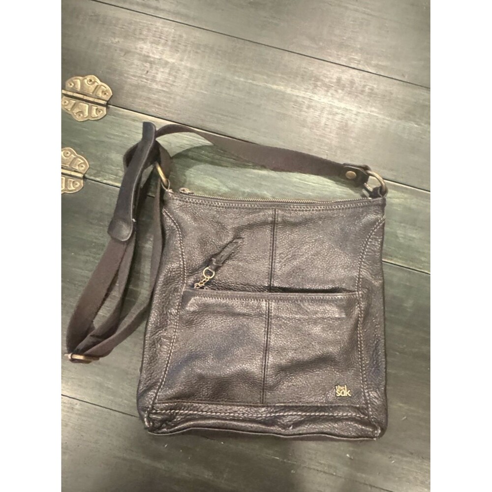 The Sak Iris Crossbody Bag Black Leather Pebbled Adjustable Strap Zippers Lined